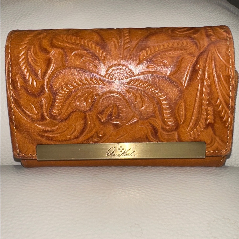 PATRICIA NASH BROWN TRI-FOLD
TOOLED / EMBOSSED CAMETTI
FLORENCE LEATHER WALLET